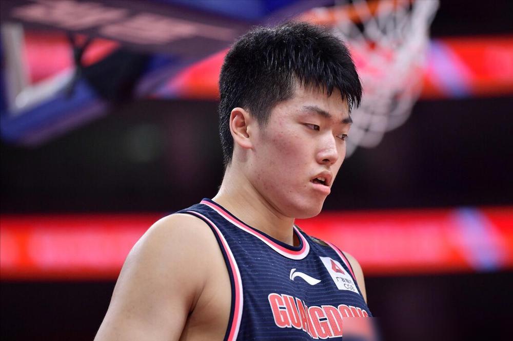 张皓嘉机会来了！今天早上，广东男篮球员们在太原汾酒体育馆参加踩场训练！杜锋在采访