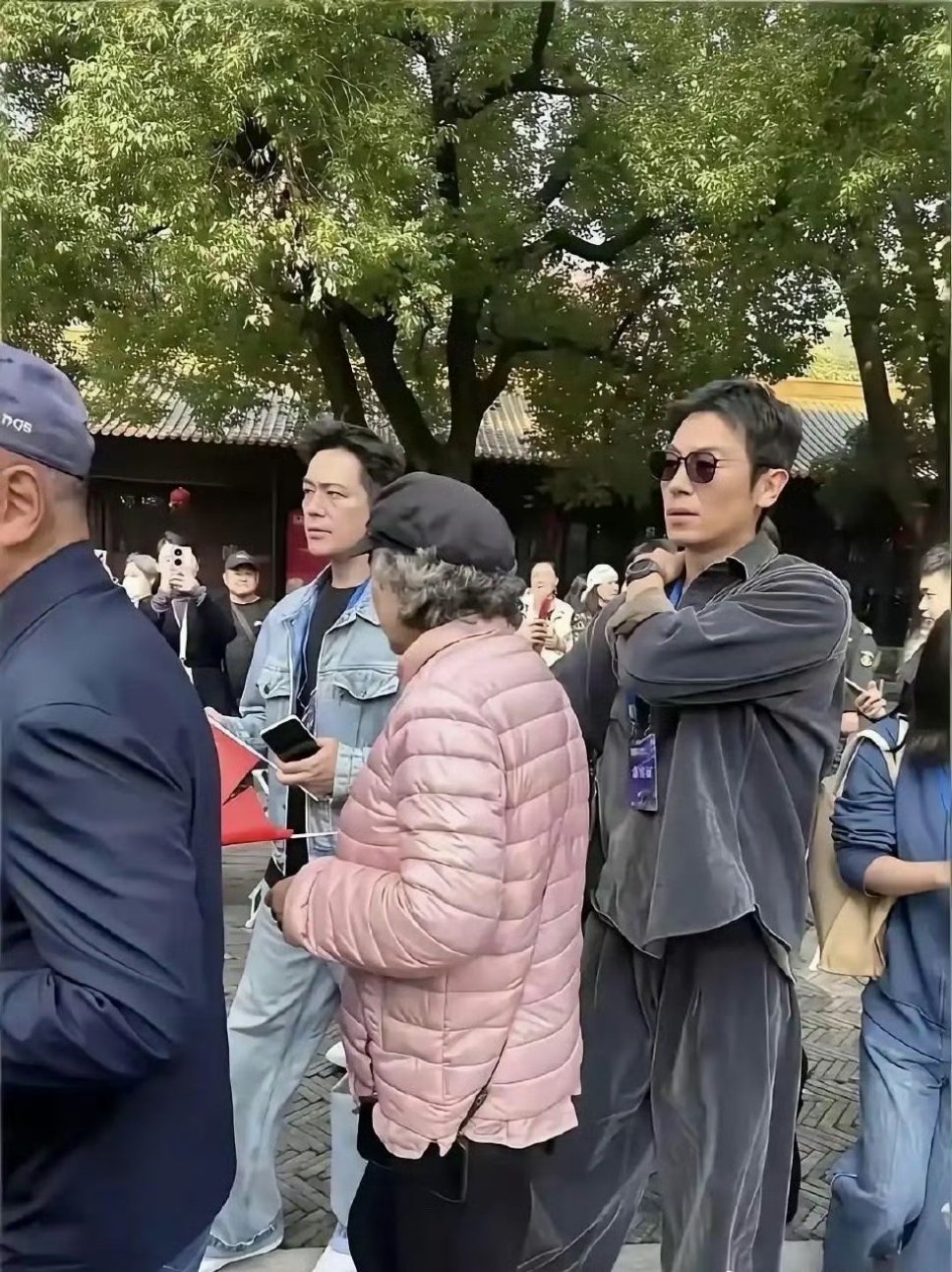 出门偶遇明星，一时想不起他叫什么了