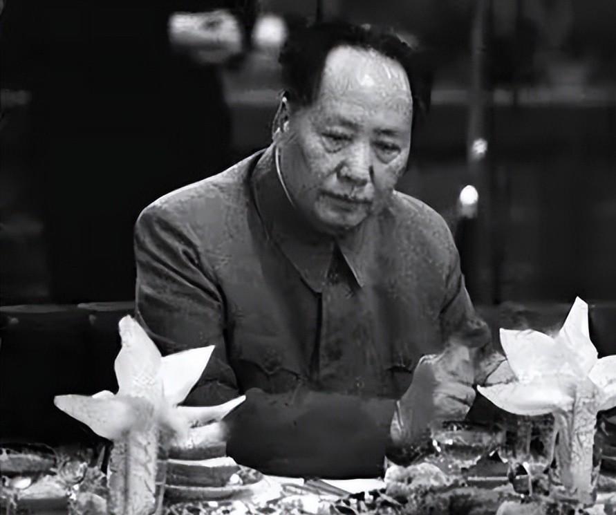 60年代毛主席批评国宴：实在太浪费钱，以后只准上四菜一汤！“总理啊，你看看这