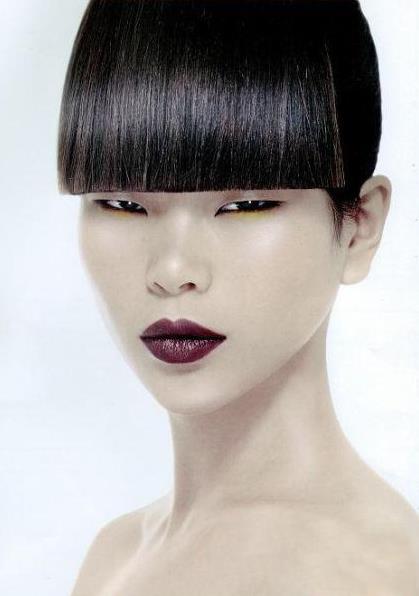 1999年，18岁满脸雀斑的吕燕去面试模特，一个男人却对着她赞美：“你真漂亮，