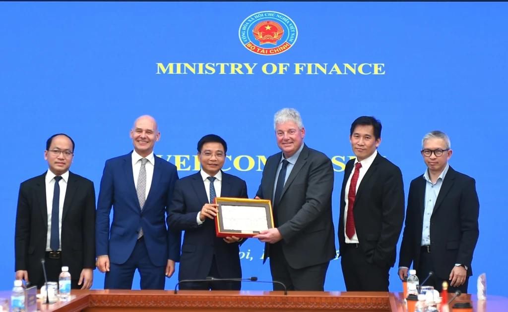 越南与荷兰光刻机巨头阿斯麦(ASML)合作发展半导体产业。据越南越通社报道，