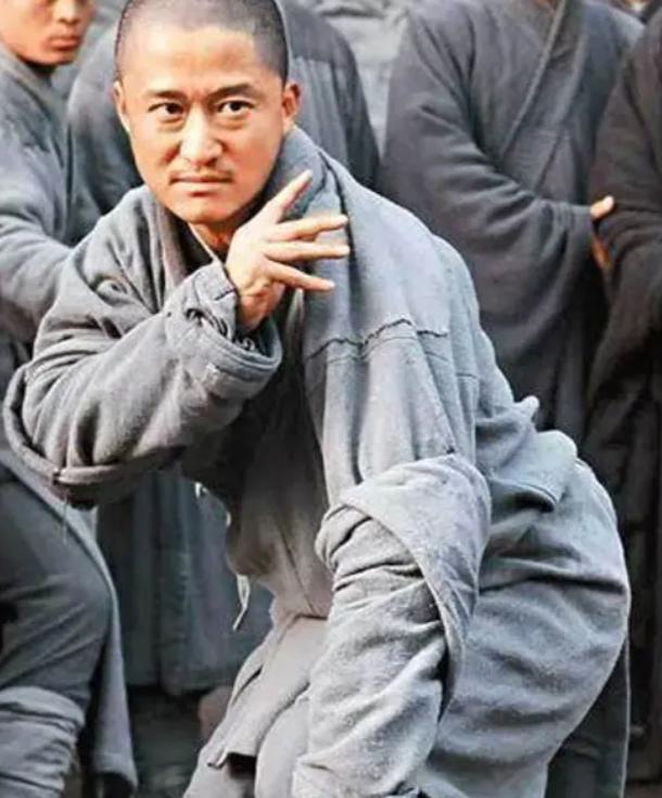 一次采访，吴京说：“我不认识叶问。”结果惹怒了咏春弟子，他们喊话吴京，50万打一