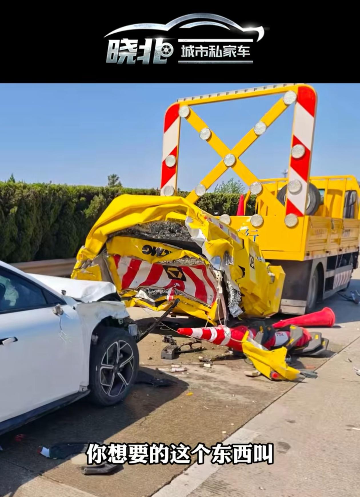 高速公路上的防撞车千万不要撞，这玩意太贵了，撞一下居然要赔22万。如果路边有栏杆
