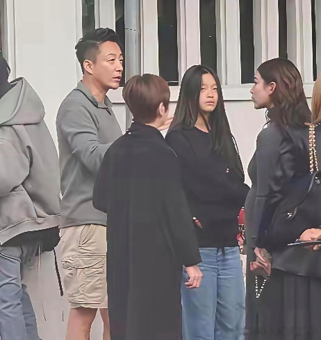 大S女儿小玥儿的11岁，名牌堆不出一个笑脸。保姆小杨阿姨照顾了她16年，悄悄说，孩子过去被说驼背眼神