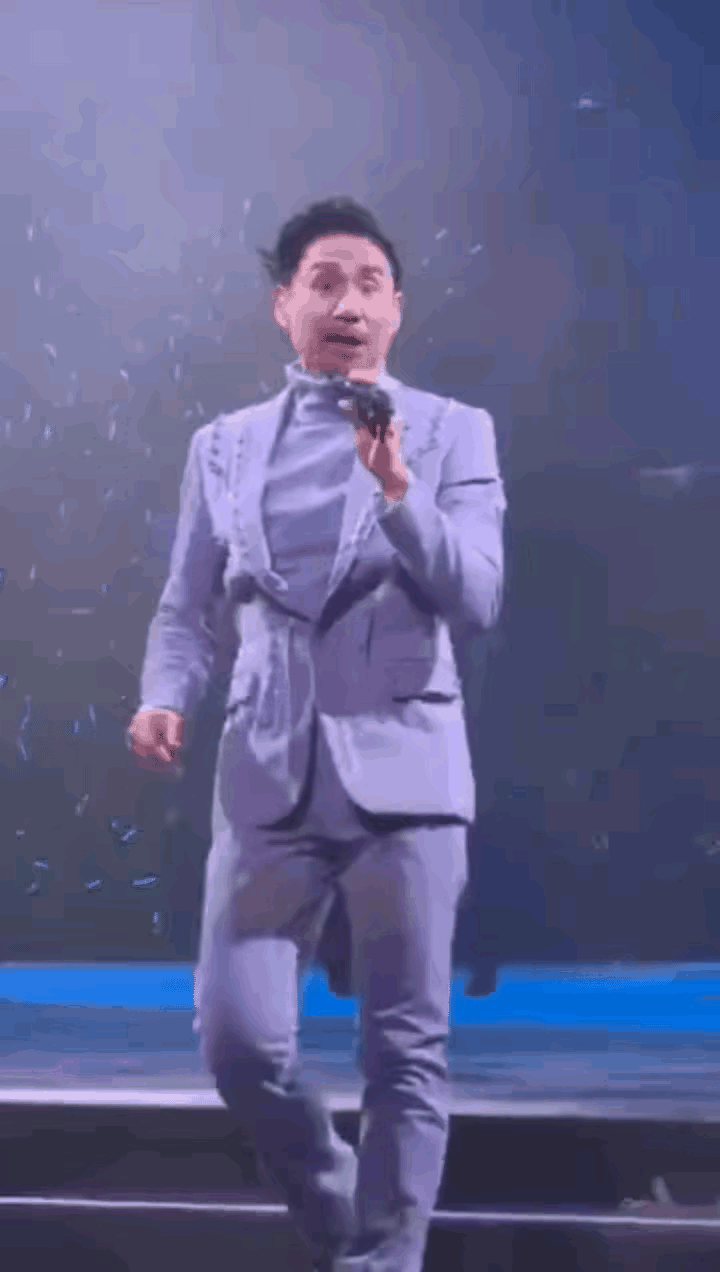 张学友今年65岁了。演唱会上，他的舞步已不如年轻人那般利落。真是一岁年纪一岁