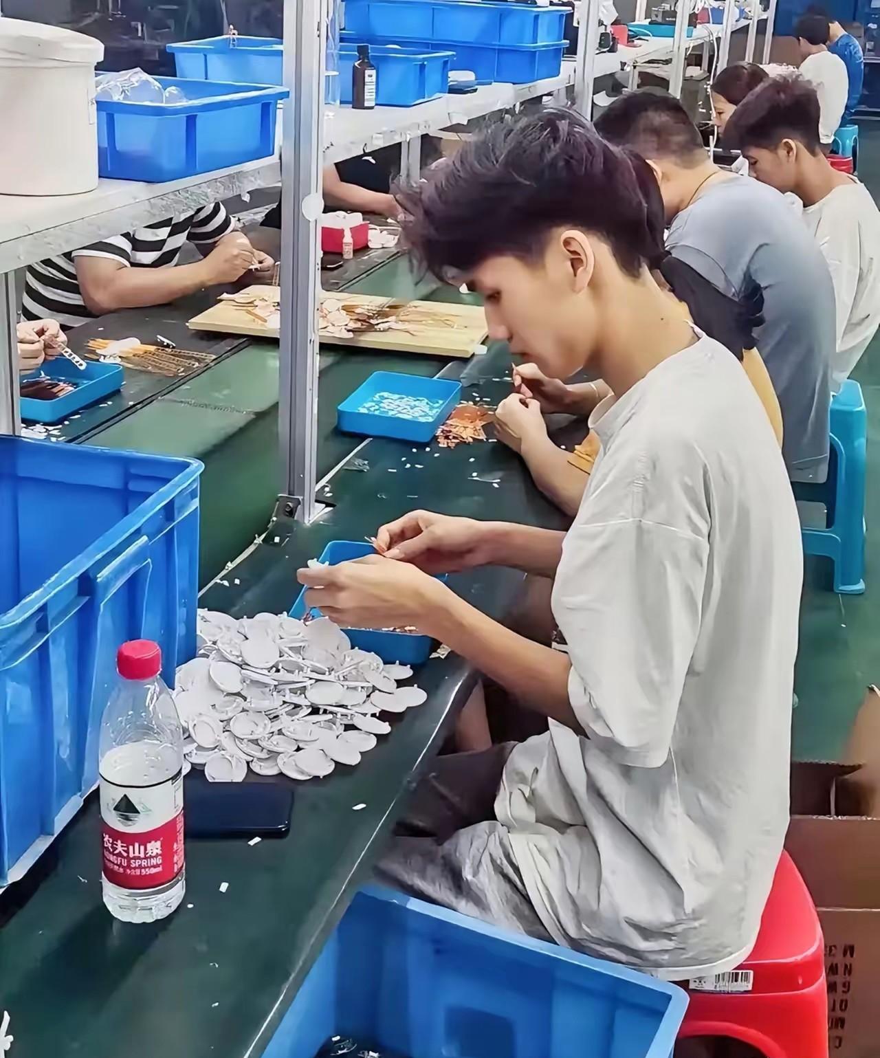村里有个小伙五年前考上大学！由于家庭条件不好，申请了助学贷款！现在毕业两年，每个