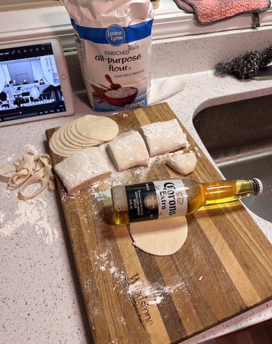 冬至强者从来不抱怨生活啊！冬至，在美国包饺子用的擀面杖！！在外面下馆子吃饺子，要