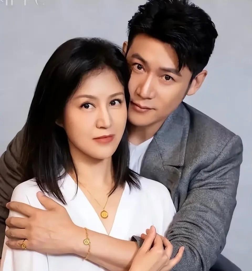我有预感陆毅中年危机了家里财政大权老婆管，典型的男主外女主内的家庭，而且还负