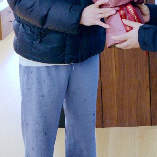 所以昨天这里真的是出门接人被淋得雨渍我还以为是泼墨款