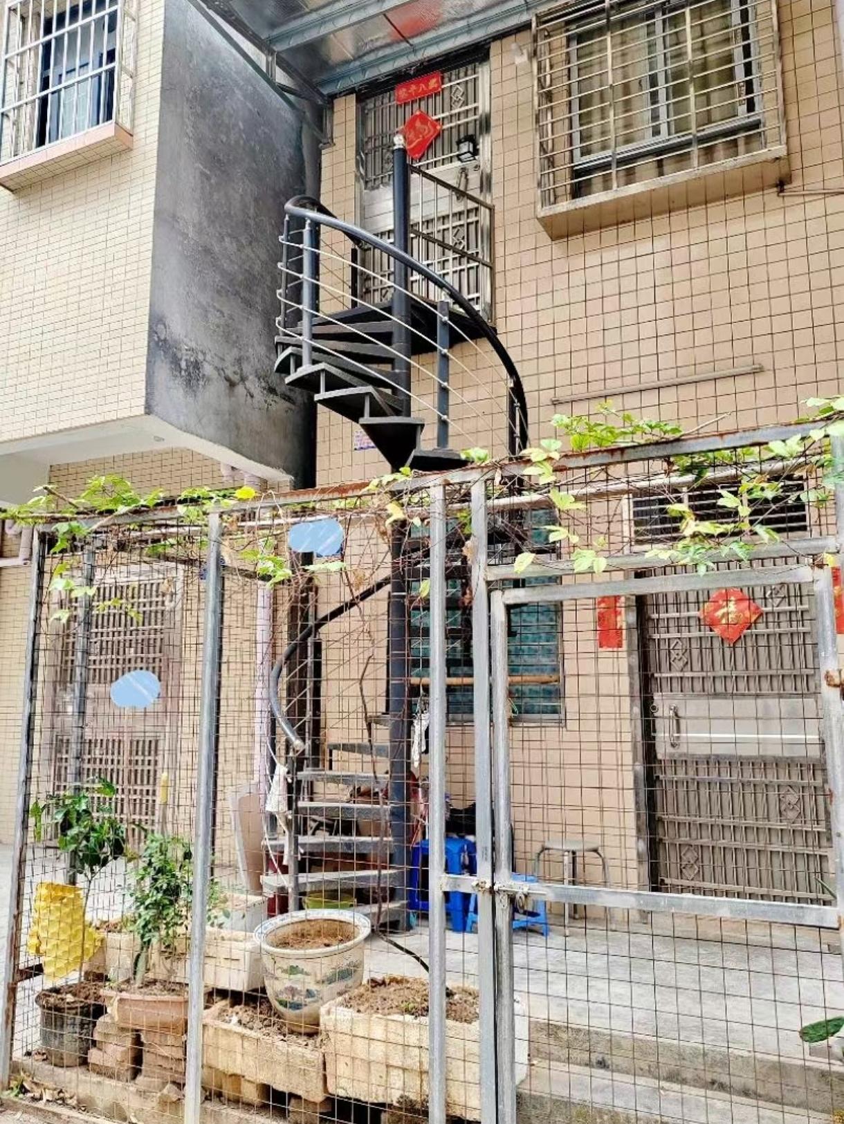 上去容易，下来难。下大雨的时候上下更难！就不能装个电梯吗？可能是兄弟各进各家，方