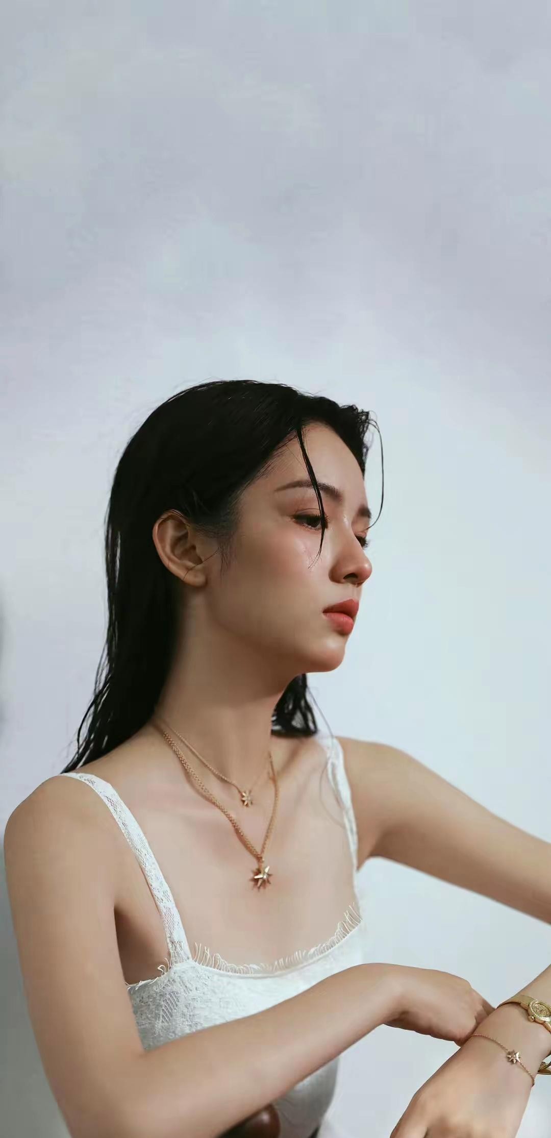 周也白裙吊带氛围感大片写真壁纸诱惑又迷人