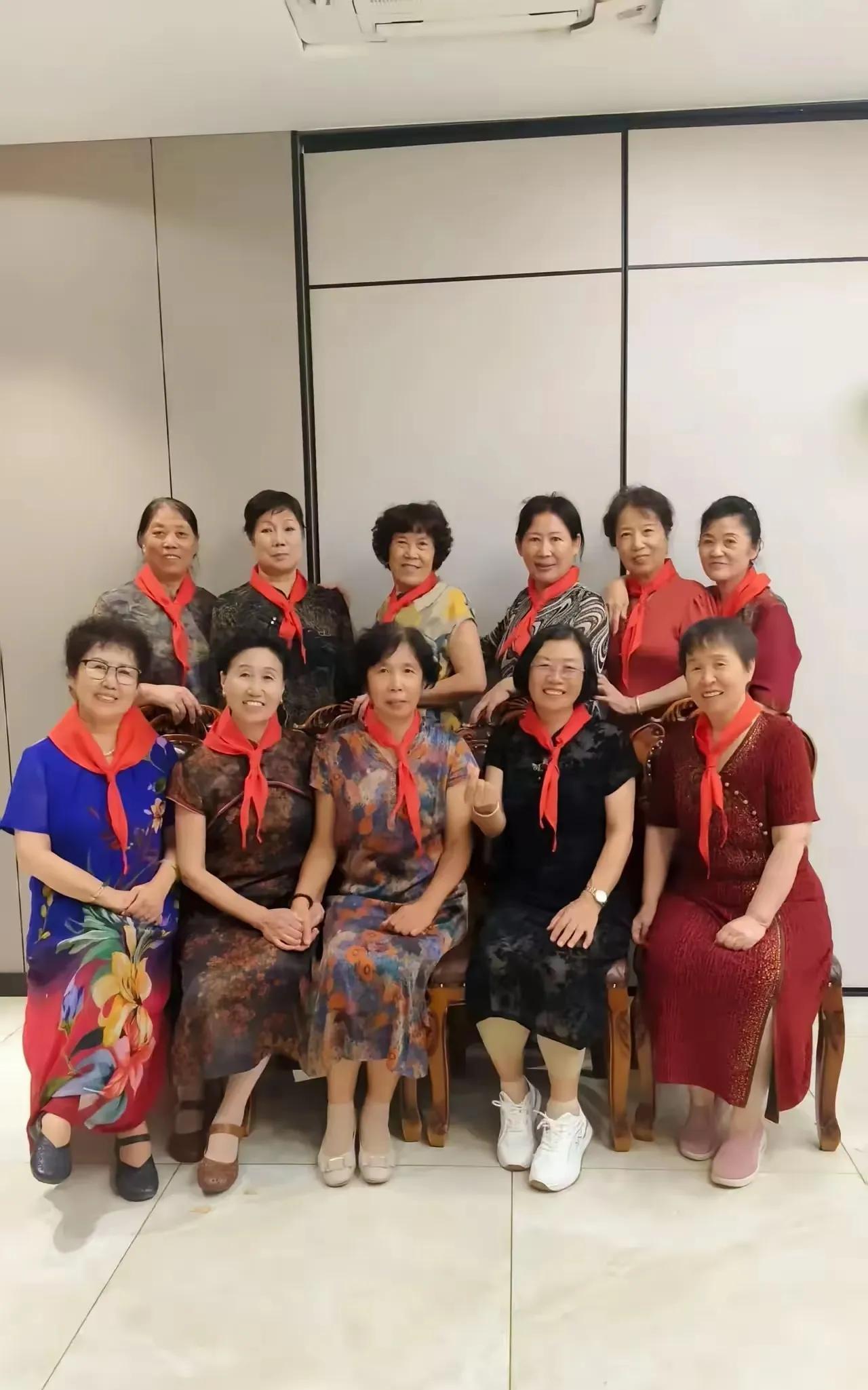 我的娘啊！穿旗袍还要戴个红领巾，这是什么“神”操作啊？大妈的思维真的让人“刮目相