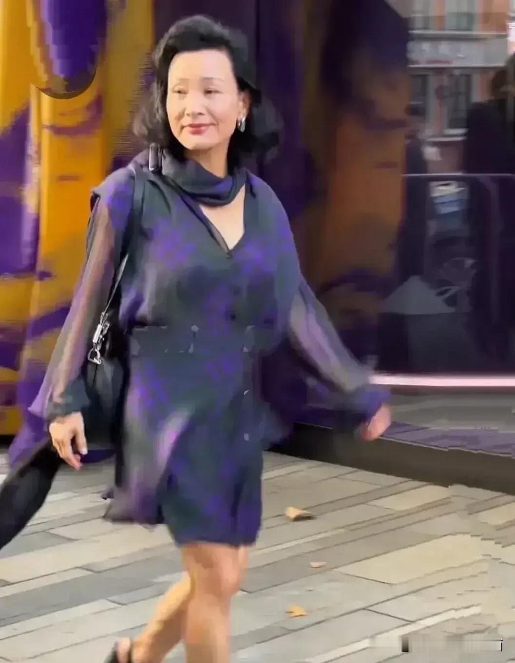 想不到60多岁的她老了还这么有气质，比年轻的时候漂亮多了，这是一份岁月沉淀的气质