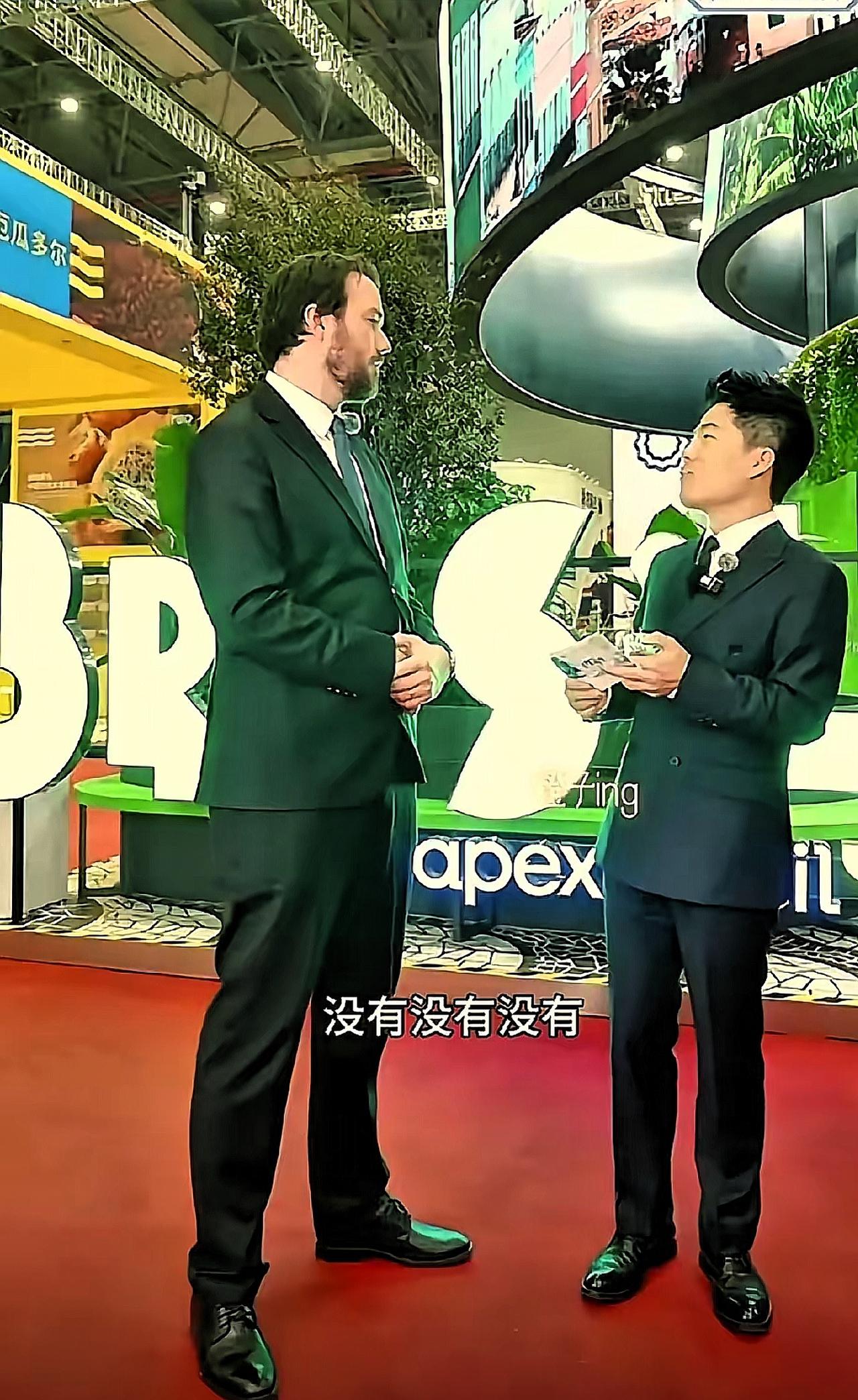 董宇辉“食人鱼回怼”太绝！这哪是睚眦必报，是高情商的体面反击进博会直播间几十