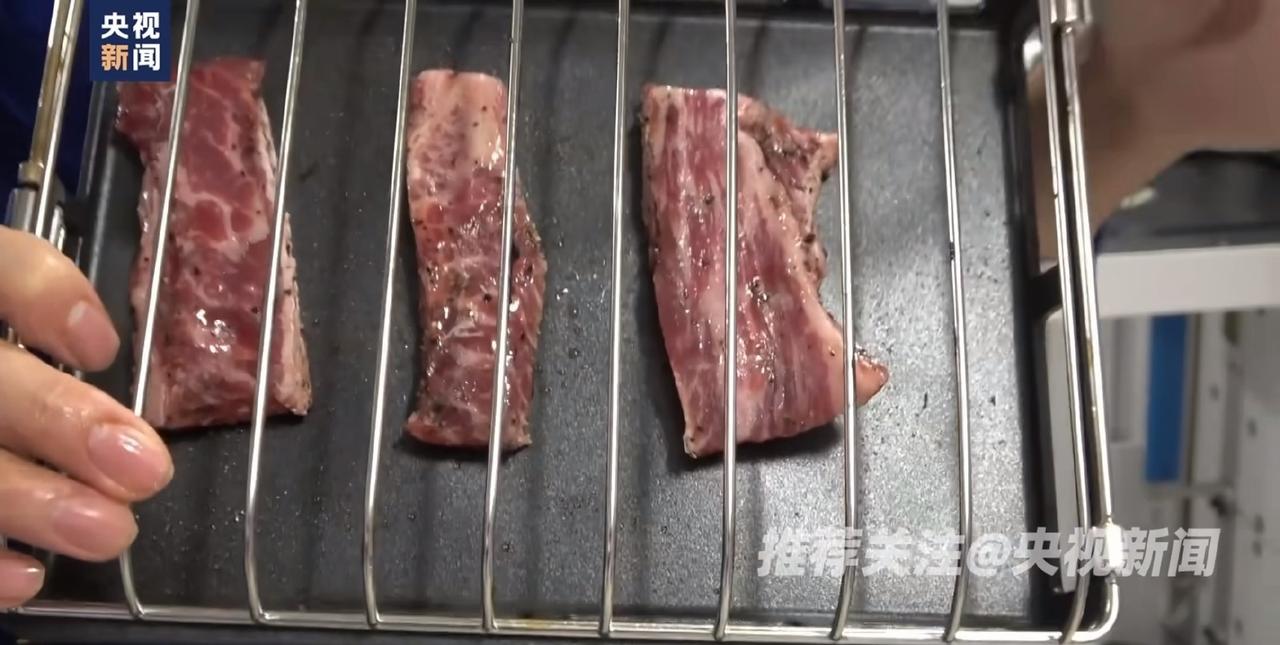 中国空间站的航天员现场烤鸡翅，这其实是几个老练的工程问题被解决了。微重力下没