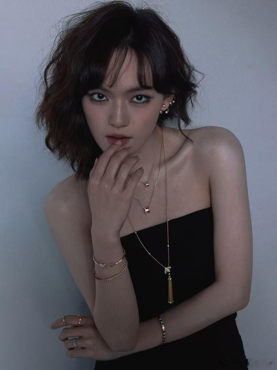 文淇尚美派对上的黑玫瑰看惯了浓妆艳抹，反倒被文淇简约造型戳中内心🌸尚美派对