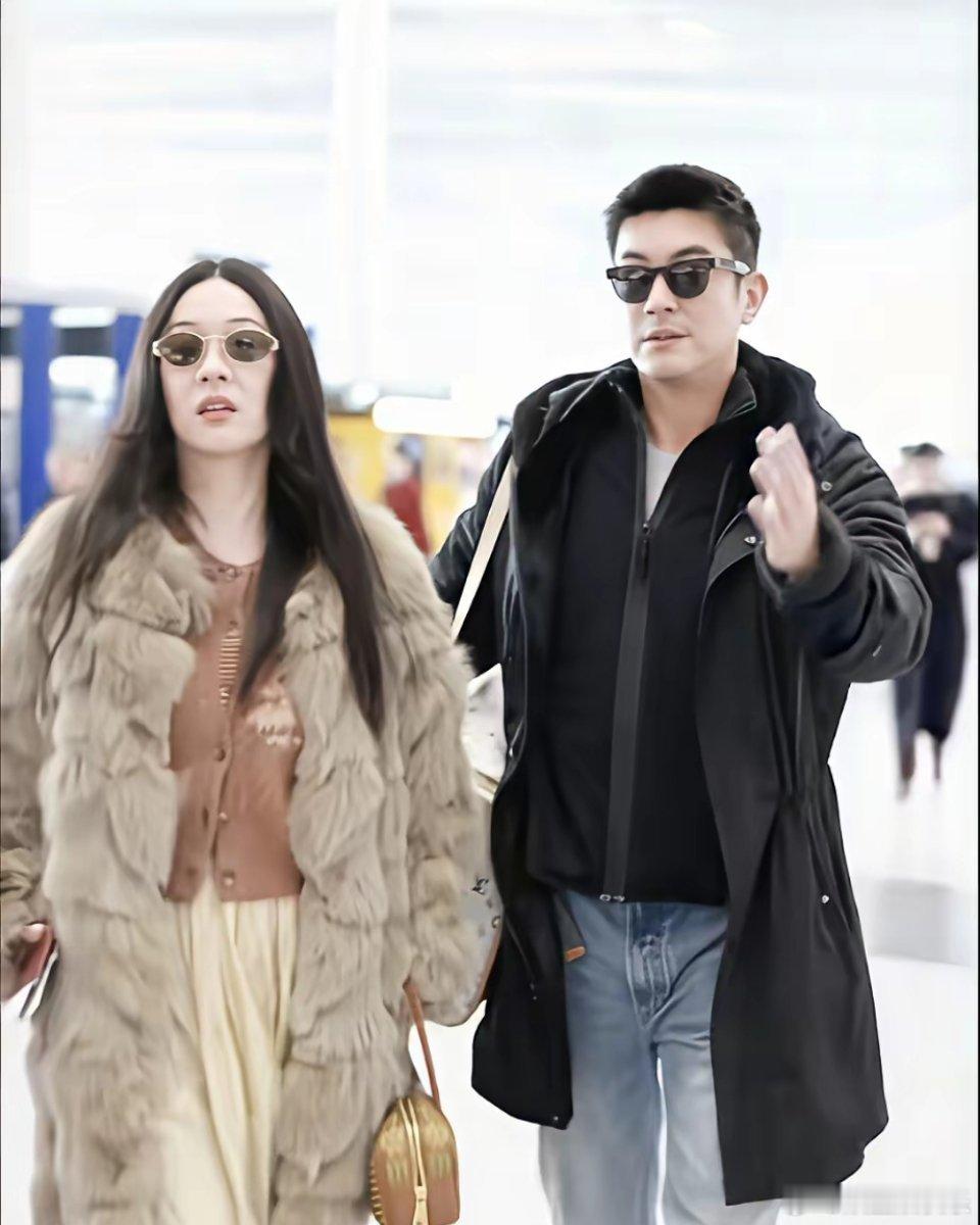 12月3日，霍思燕与杜江一起现身机场，准备出国旅游不带儿子嗯哼，霍思燕与路人合影