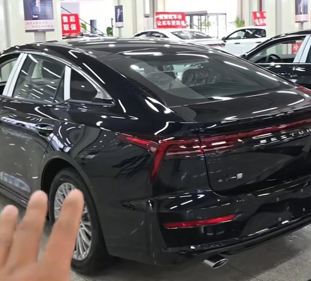 高速狂奔490公里，一汽奔腾b70，整体车型特别车尾、车轮，一模一样，价格7、8