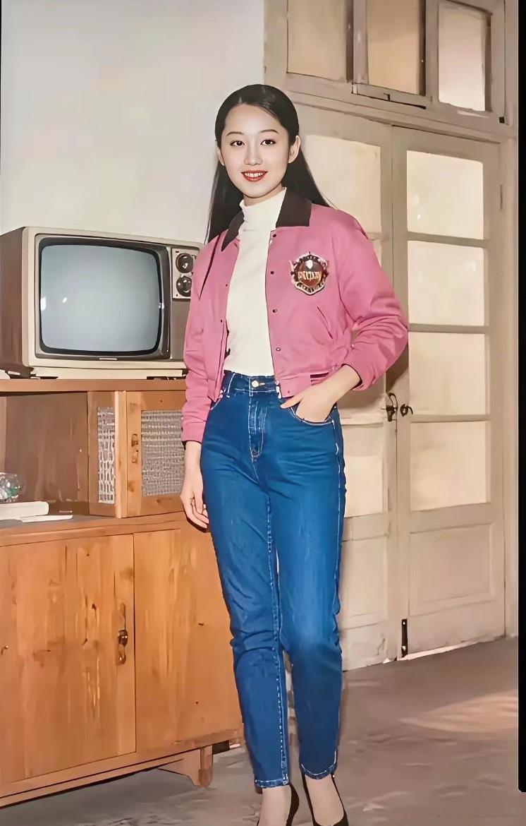 老电视跟前，身穿粉色夹克配牛仔裤，站那就像一下子回到了超燃80的年代。经典的东西