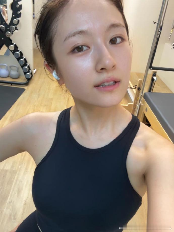 李兰迪素颜live自拍李兰迪的充电方式续航能力真实暴击！兰迪素颜live