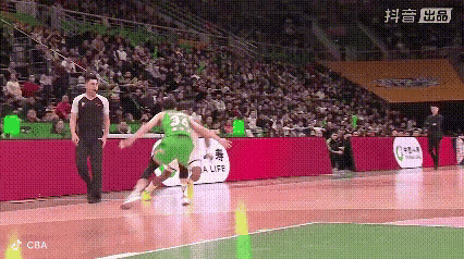 难怪杨鸣骂裁判这都是啥水平在昨晚进行的CBA常规赛第四轮辽宁主场