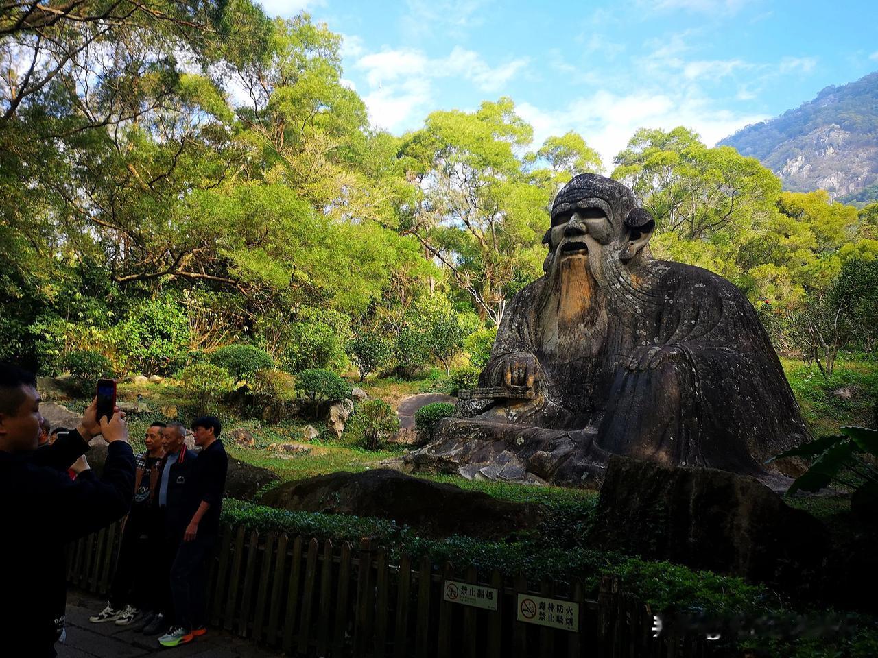 一位禅师说：“真正的信佛，不是到寺庙跪拜祈祷，在佛堂打坐念经，也不是烧香磕头，这