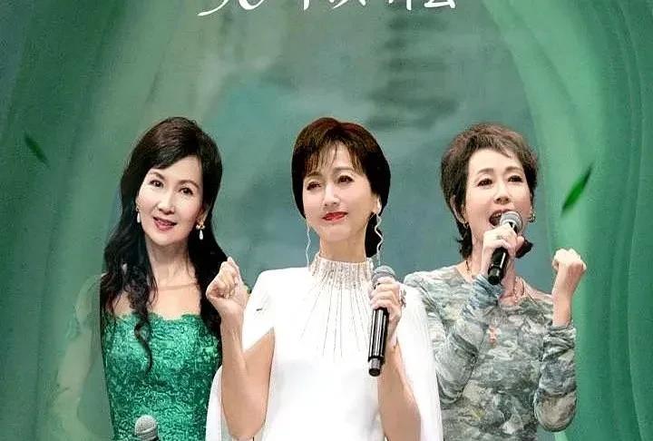 赵雅芝大姐已经70多岁了，还拼命地接商演，高跟鞋一站几个小时，还在休息的时候抓紧