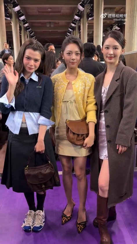 一身黄色裙装辅以针织开衫，柔和质感加持，赵今麦灵动讨喜，俏皮氛围恰到好处。李沁风衣叠连衣裙，墨镜点缀