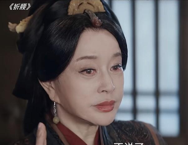 《折腰》的导演，估计是全网最后悔的人了，肠子都要悔青了。不是因为他选了刘宇宁当