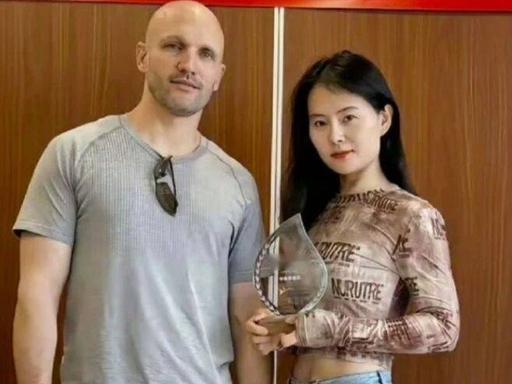 博主小易嫁给了一个白人，心里感到十分优越，到了美国后她开始在公众平台上无脑吹捧老