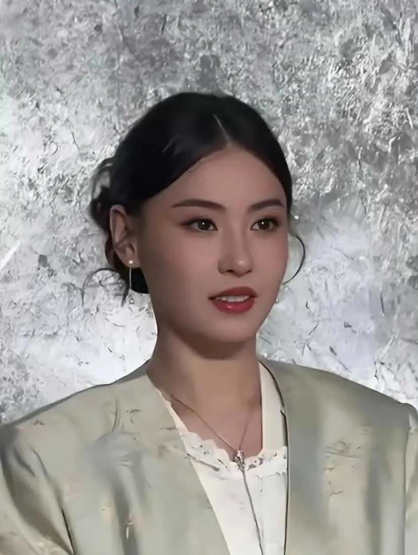 张柏芝在景德镇出席活动的照片，谁也不敢相信她是一个四十多岁的女人，这脸蛋，这身材