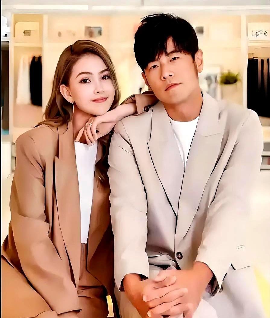 他不是选了昆凌，是选了能让他回家脱鞋躺平的人。以前发张专辑，像打擂台。蔡依林