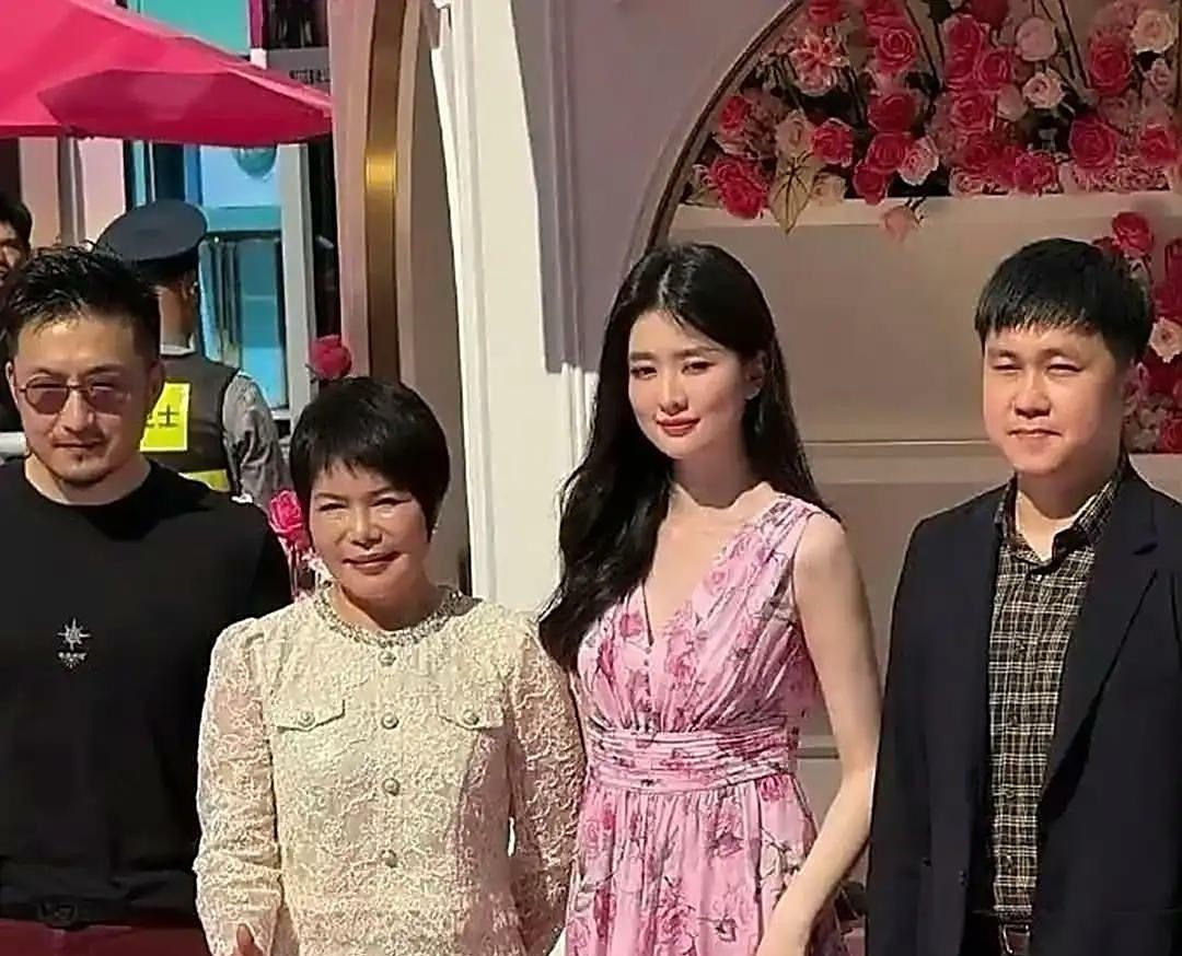 乔欣成豪门儿媳挺有意思哈。去年7月她闪婚，老公是鸿荣源集团二公子赖柏霖，赖家有5