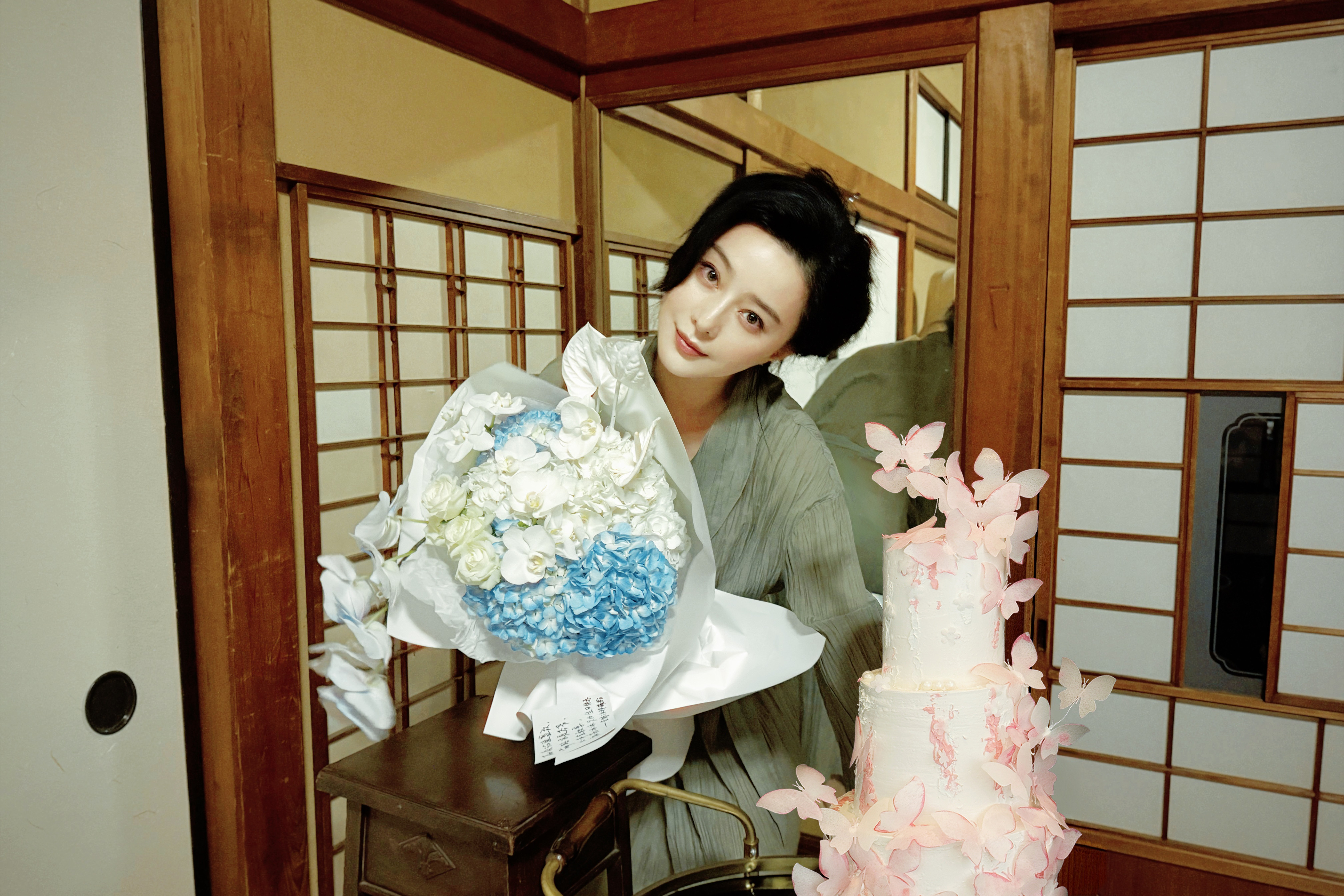 范冰冰x范冰冰916生日快乐在电影《疯癫老人日记》剧组，收获了大家满满的爱