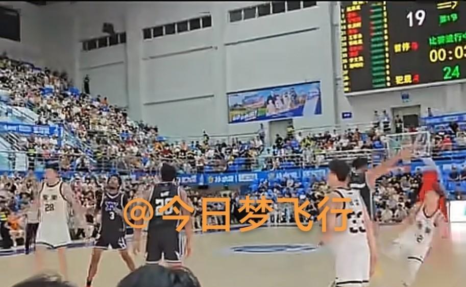 广东队在海口10分战胜美国肯塔基队！比赛结束，海南大学体育馆全场唱响雄壮的《歌