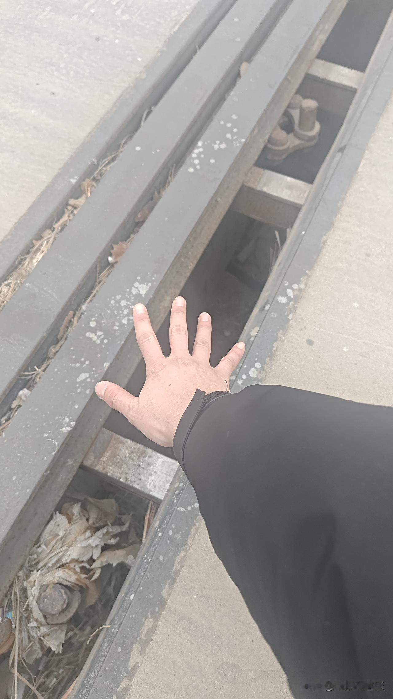 复兴大桥下边，以前的新元高速旧桥，竟然会有个大缝隙！记得以前不是这样的呀？难