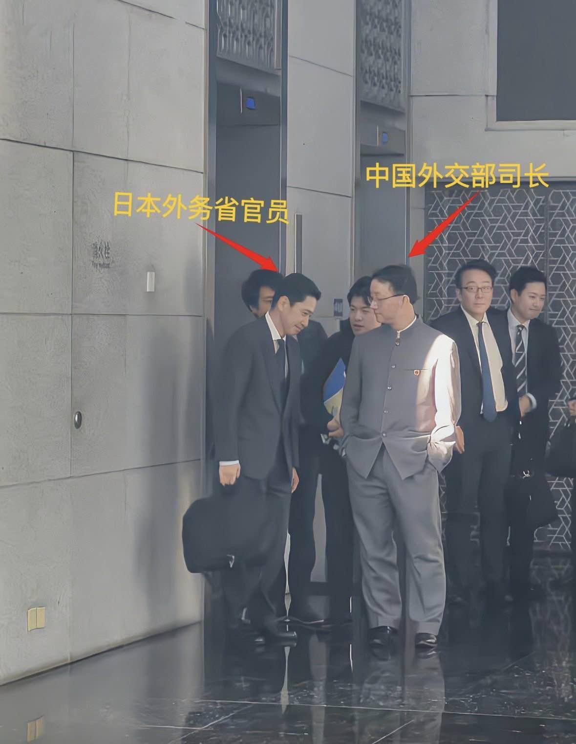 日本网友炸锅：日方外交官像犯了错的小学生低头被中国老师当面训斥。日本外交官“