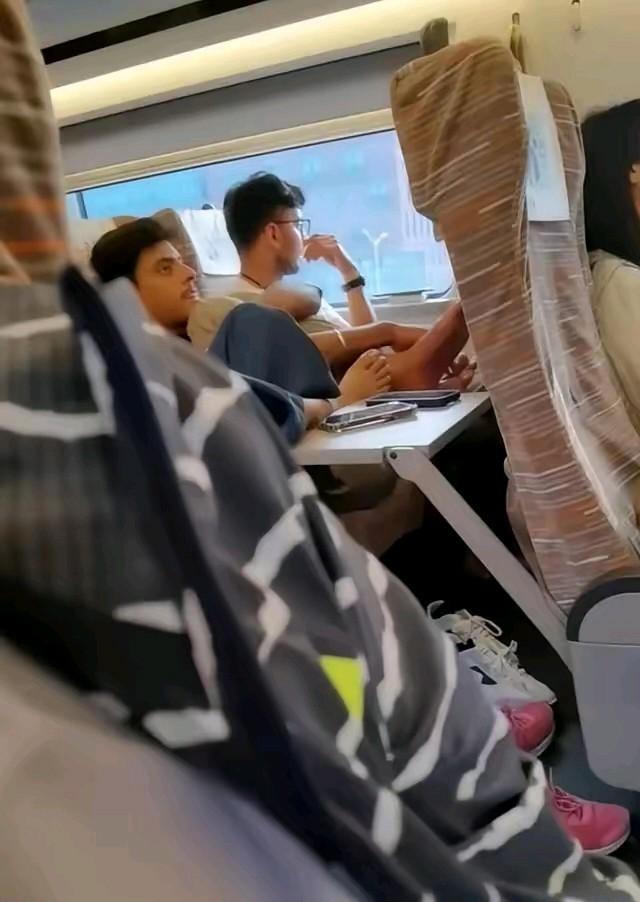 这就是给印度人放开签证的后果！！！在我们的高铁上，俩印度年轻人就这么自然地