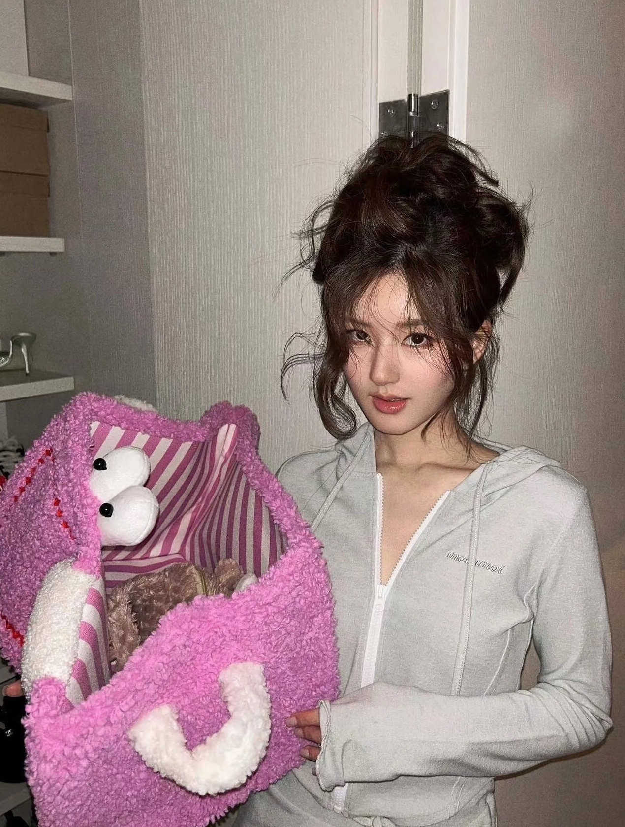 此女美商太高，不是谁都能顶着这个发型出圈的，你以为你是赵露思啊