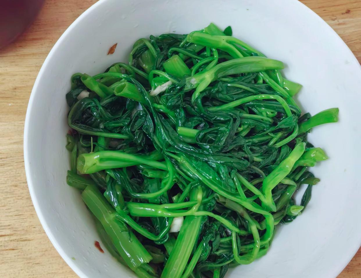 特别的郁闷，我在家里面炒空心菜的时候，刚炒出来的时候看着还蛮青的，但是过了好一段