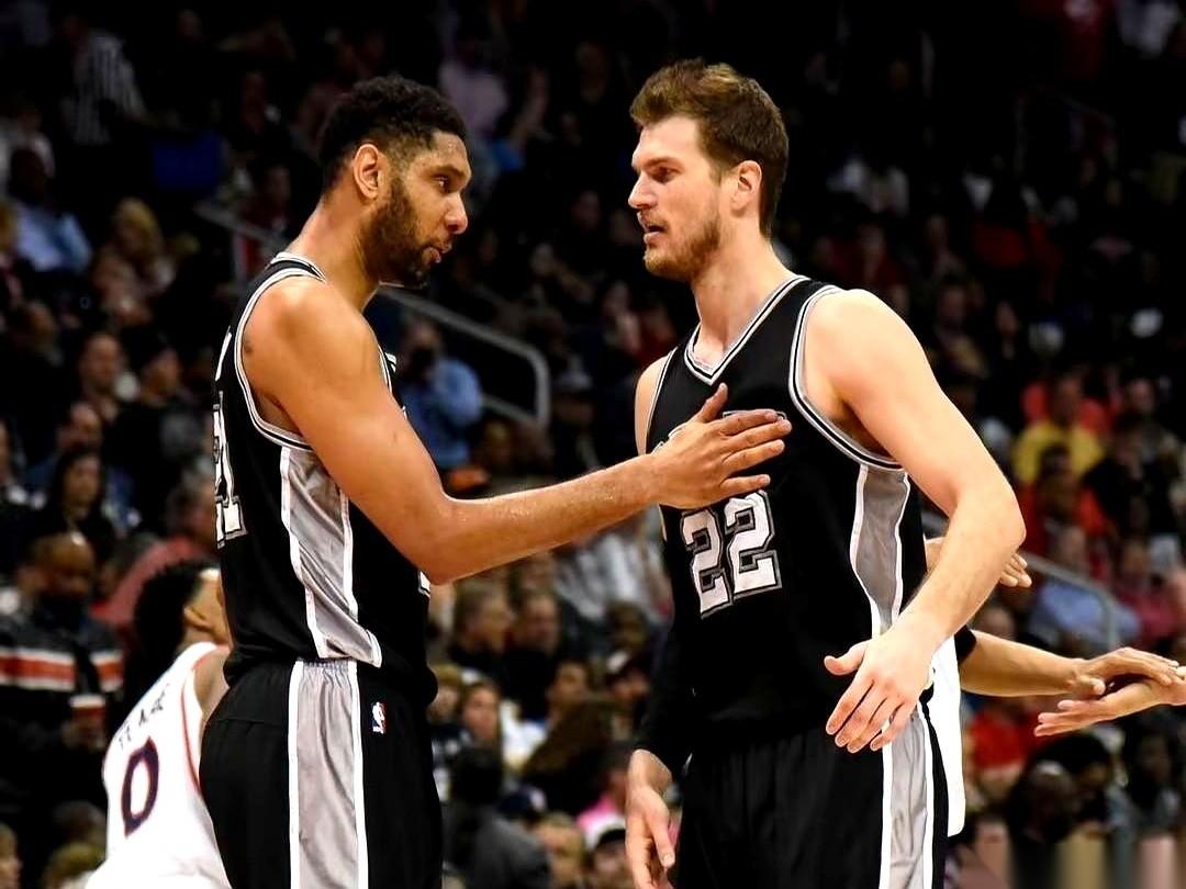 我就说今晚这球看得憋屈吧！搞了半天，根儿上就一个事：一个顶尖中锋出身的教练，打