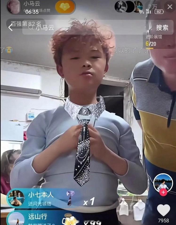 染着红毛的范小勤，一场直播挣了41.3万。直播间7万人围观，礼物刷个不停。他不再