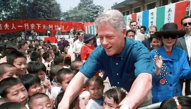 1998年，克林顿访问中国，有一天他无意中走进一家小卖铺，看到老板还在使用算盘算