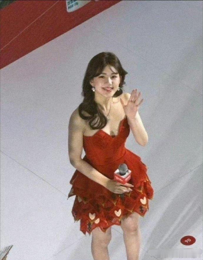 突然理解为什么女明星一定要捂胸了！原来是这样