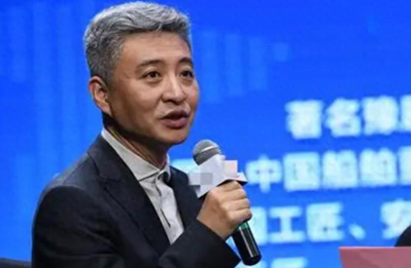周炜这个人，你要是往前倒个五六年，那绝对是曲艺圈里最风光的几个之一。天津人，打小