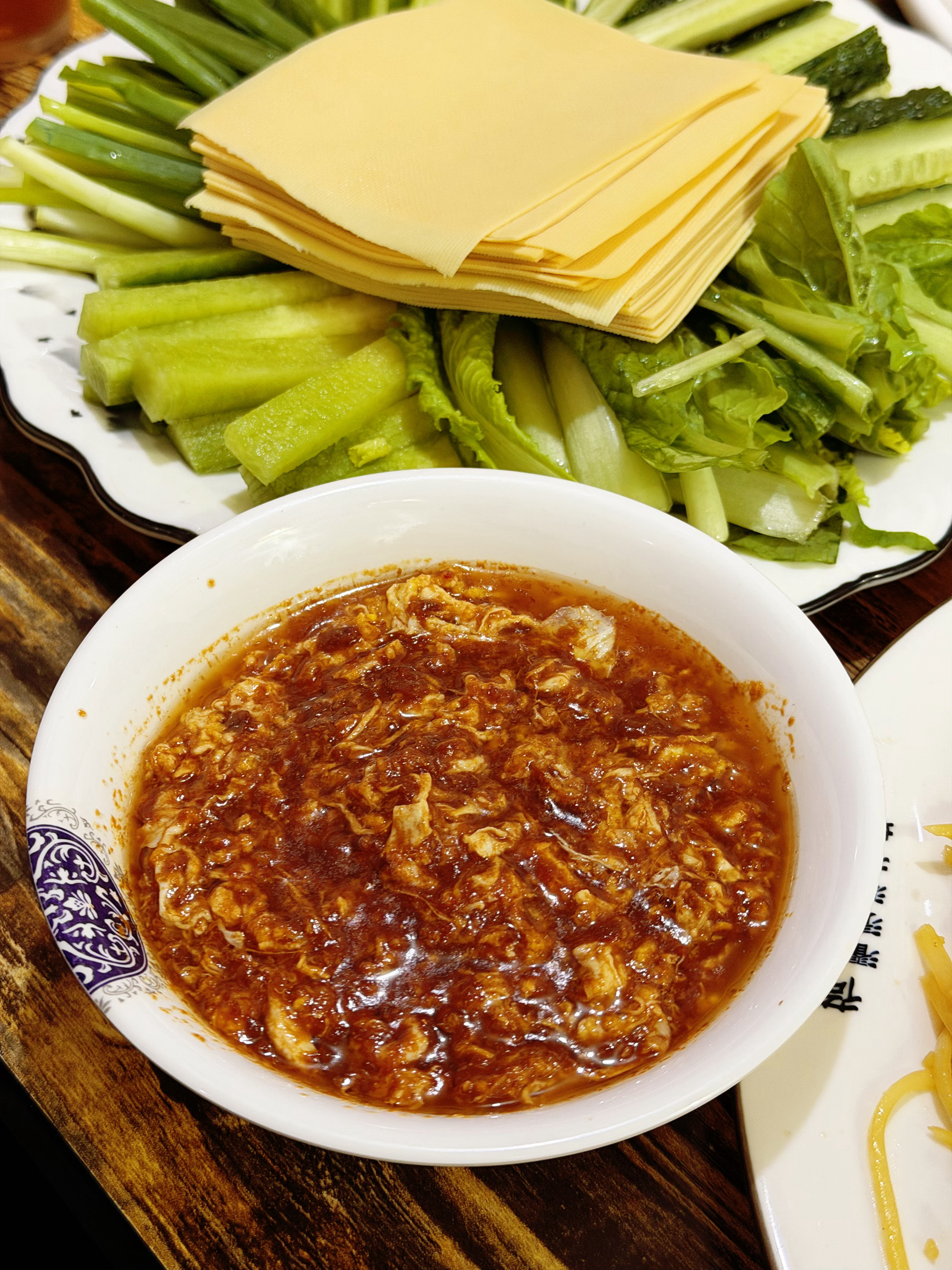 一句话形容东北菜的份量，一道凉菜皮蛋豆腐能让一个人吃饱了，眼前是一座小山