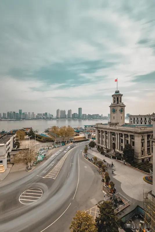 武汉长沙哪座城更适合外地大学生求学？武汉有华中科技大学、武汉大学两所九八五高校