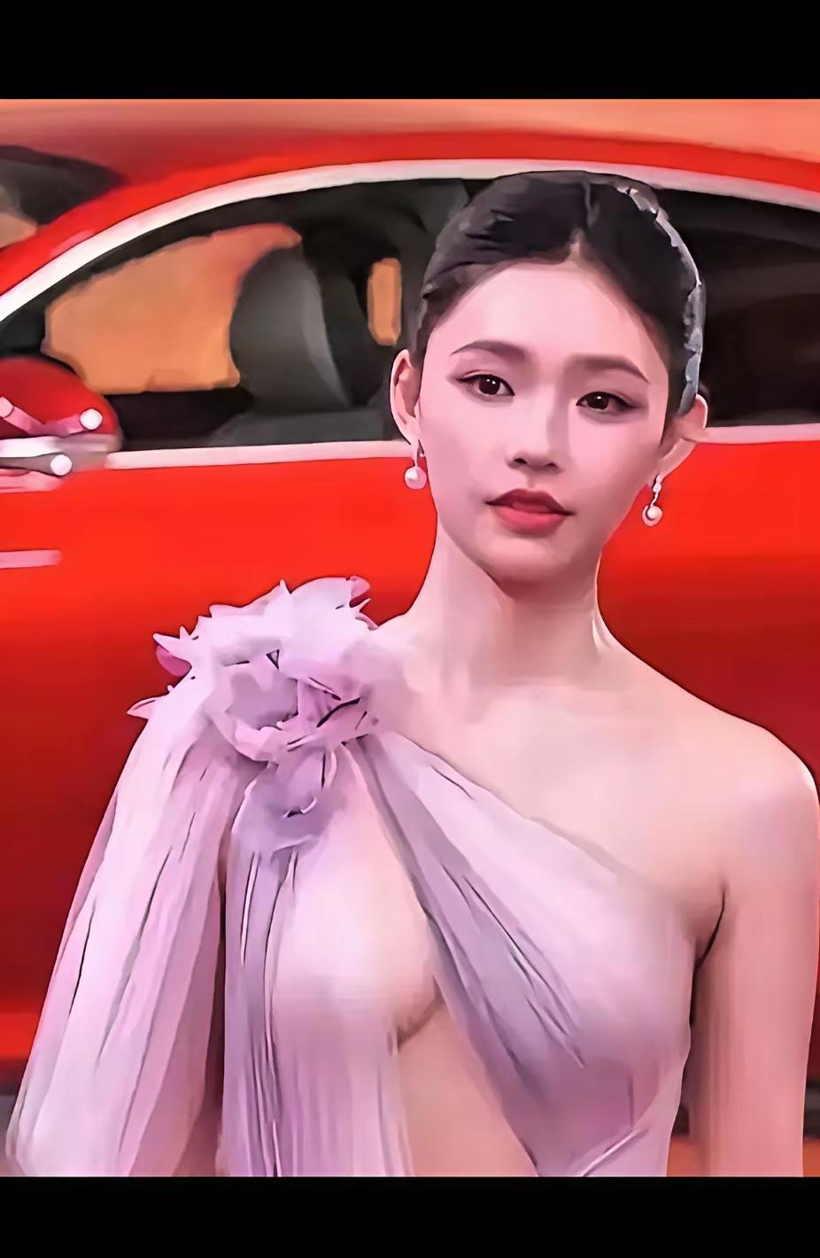 非得要这样打扮吗？这其实是张老照片（图一图二），是去年上海国际电影节上的活动