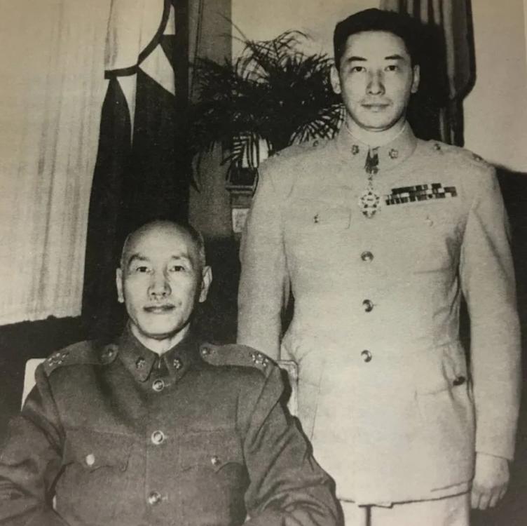 蒋纬国1916年出生，关于他的身世，以往具有代表性的说法主要有两种。第一