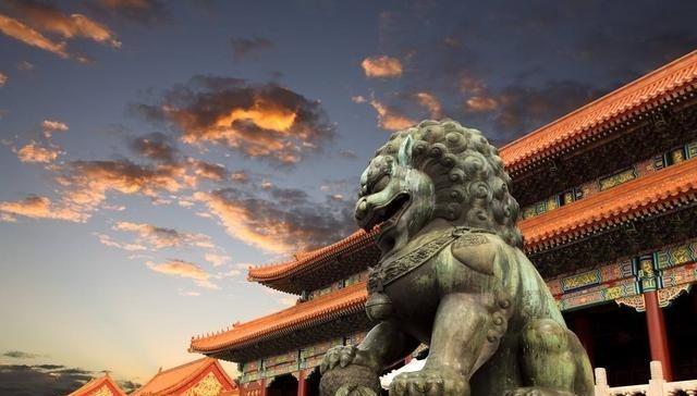 徐达，字天德，1332年生于濠州钟离，出身农家，自幼习武，身材高大，气质沉稳。1